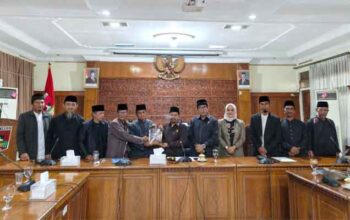 Ketua ‎DPRD Bukittinggi, Syaiful Efendi terima Naskah Akademik dan Usulan Ranperda Pengakuan Masyarakat Hukum Adat Kurai