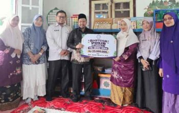 ‎Ketua DPRD Bukittinggi, Syaiful Efendi salurkan dana Pokir Rp 25 Juta ke TK Ibnu Sina