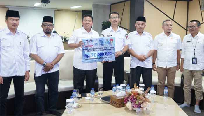 ‎Pemko Bukittinggi bersama Baznas Salurkan Donasi untuk Warga 3 Kabupaten di NTT