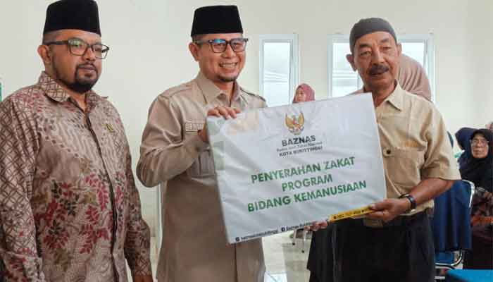 Wawako Bukittinggi, Ibnu Asis saat penyaluran zakat untuk 52 Mustahik