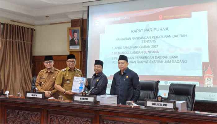 Wali Kota Ramlan Nurmatias Sampaikan Hantaran 3 Ranperda ke DPRD Bukittinggi