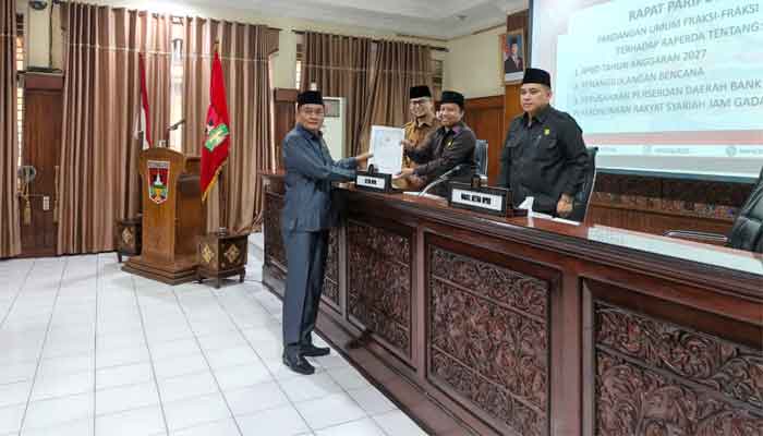 6 Fraksi DPRD Bukittinggi Sampaikan Pandangan Umum tentang 3 Ranperda 1 Fraksi-fraksi DPRD Bukittinggi Sampaikan Pandangan Umum tentang 3 Ranperda
