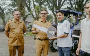 8 Kelompok Solok Selatan Tadi Dapat Bantuan Alsintan dari Kementan 3 Bupati Solok Selatan, Khairunas serahkan bantuan Alsintan kepada Kelompok Tani