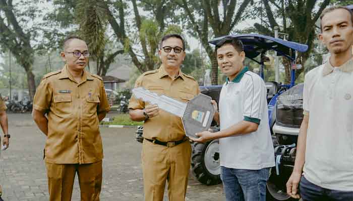 8 Kelompok Solok Selatan Tadi Dapat Bantuan Alsintan dari Kementan 1 Bupati Solok Selatan, Khairunas serahkan bantuan Alsintan kepada Kelompok Tani