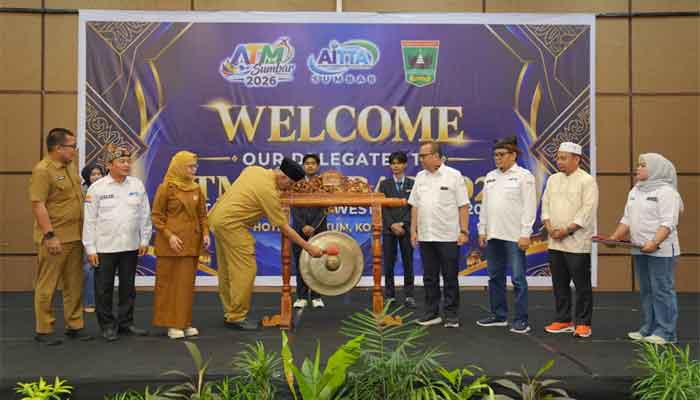 Gubernur Mahyeldi membuka AITTA Travel Mart West Sumatra 2026
