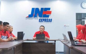 Kepala Cabang Utama JNE Padang, Ahmad Junaidi rapat bersama staf