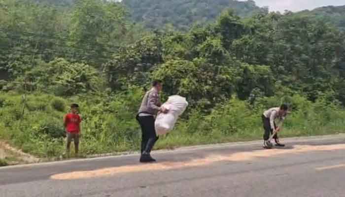 Antisipasi Kecelakaan, Anggota Polres Dharmasraya Sebarkan Serbuk Gergaji ke Tumpahan Solar di Jalinsum Gunung Medan 1 Anggota Polres Dharmasraya Sebarkan Serbuk Gergaji ke Tumpahan Solar di Jalinsum Gunung Medan