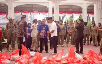 Reward Pembersihan Material Pascabencana, Anggota Satpol PP dan Damkar Kabupaten Solok Terima Sembako dan Uang Lelah 3 Anggota Satpol PP dan Damkar Kabupaten Solok Terima Sembako dan Uang Lelah