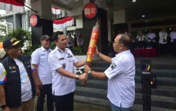 Api Obor PORPROV Sumbar XVI Tiba di Halaman Kantor Bupati Padang Pariaman 5 Wakil Bupati Rahmat Hidayat sambut arak-arakan api obor PORPROV Sumbar XVI di halaman Kantor Bupati Padang Pariaman