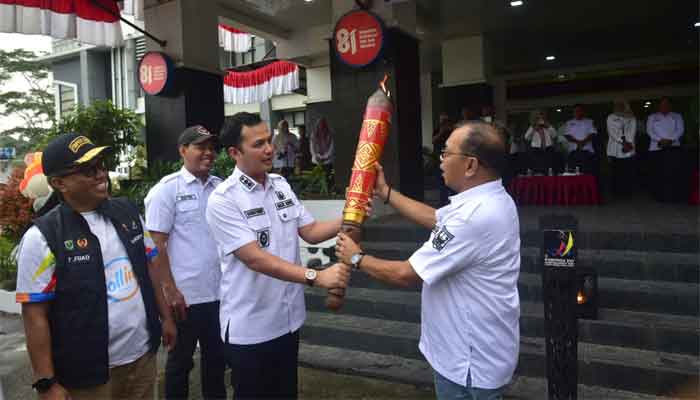 Wakil Bupati Rahmat Hidayat sambut arak-arakan api obor PORPROV Sumbar XVI di halaman Kantor Bupati Padang Pariaman