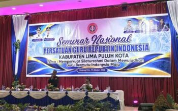 Ketua PWI Paliko, Aspon Dedi saat memberikan sambutan pada Seminar Nasional PGRI Kabupaten Limapuluh Kota.