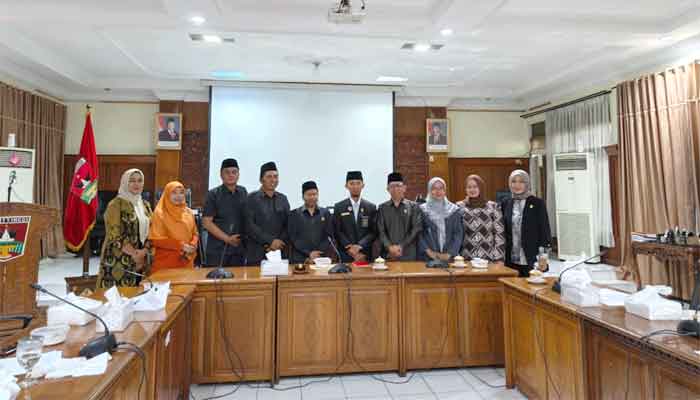 Pengadilan Agama Bukittinggi Ajukan Penganggaran Isbat Nikah dan Hibah Tanah ke DPRD 1 Audiensi jajaran Pengadilan Agama Bukittinggi dengan DPRD Kota Bukittinggi