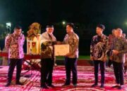 BUMNag Madani Lubuk Malako Solsel Juara I Lomba BUMNag Berprestasi Tingkat Sumbar 9 Gubernur Mahyeldi serahkan piagam penghargaan sebagai Juara I BUMNag Berprestasi Sumatera Barat kepada pengurus BUMNag Madani Lubuk Malako Solok Selatan