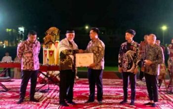 BUMNag Madani Lubuk Malako Solsel Juara I Lomba BUMNag Berprestasi Tingkat Sumbar 3 Gubernur Mahyeldi serahkan piagam penghargaan sebagai Juara I BUMNag Berprestasi Sumatera Barat kepada pengurus BUMNag Madani Lubuk Malako Solok Selatan