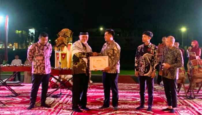 Gubernur Mahyeldi serahkan piagam penghargaan sebagai Juara I BUMNag Berprestasi Sumatera Barat kepada pengurus BUMNag Madani Lubuk Malako Solok Selatan