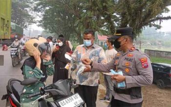 Forkopincam Pulau Punjung, Wali Nagari Sungai Dareh dan Petugas Kesehatan Kompak Bagi-bagi Masker kepada Pengendara