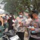 Kabut Asap Tebal, Forkopimcam Pulau Punjung dan Petugas Kesehatan Kompak Bagi-bagi Masker kepada Pengendara