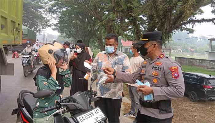 Forkopincam Pulau Punjung, Wali Nagari Sungai Dareh dan Petugas Kesehatan Kompak Bagi-bagi Masker kepada Pengendara