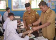 Bupati Solok Bagikan Masker dan Vitamin kepada Siswa SMPN 3 X Koto Singkarak