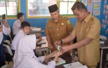 Bupati Solok, Jon Firman Pandu saat membagikan masker dan vitamin kepada Siswa SMPN 3 X Koto Singkarak