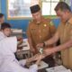 Bupati Solok Bagikan Masker dan Vitamin kepada Siswa SMPN 3 X Koto Singkarak