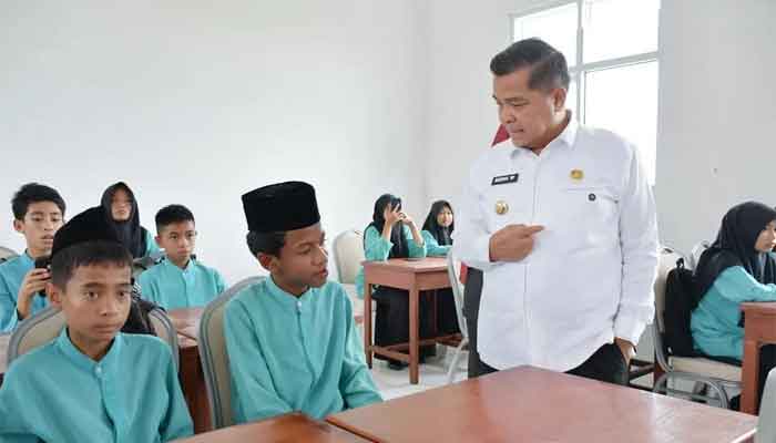 Dari Kelas Darurat, Pemkab Agam Kebut Pemulihan 67 Sekolah Terdampak Bencana 2 Bupati Agam, Benni Warlis hadiri open house revitalisasi satuan pendidikan tahun 2026 di SMPN 2 Tanjung Raya
