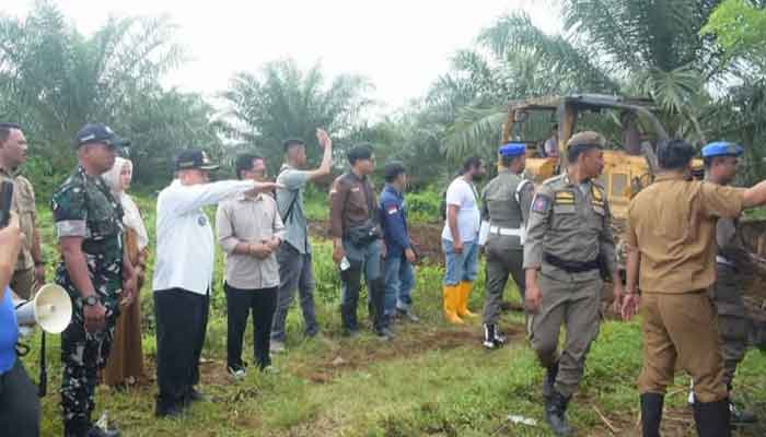 Pembangunan Dipercepat, Bupati Agam Tinjau Land Clearing 440 Unit Huntap di Padang Mardani 2 Bupati Agam Tinjau Land Clearing 440 Unit Huntap di Padang Mardani, Nagari Manggopoh
