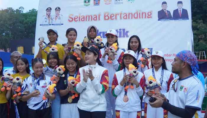 Bupati Dharmasraya, Annisa Suci Ramadhani foto bersama usai penyerahan medali Cabor Akuatik Porprov Sumbar XVI