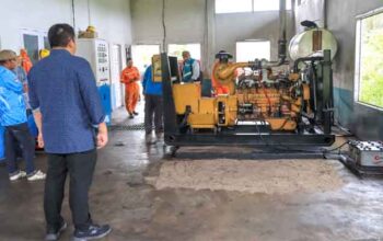 Bupati Bintan, Robu Kurniawan saat meninjau Kelistrikan Pulau Mapur