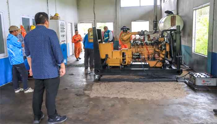 Bupati Bintan, Robu Kurniawan saat meninjau Kelistrikan Pulau Mapur