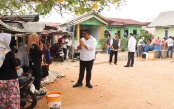 Kekeringan, Bupati Bintan Tinjau Pendistribusian Air Bersih 3 Bupati Bintan Tinjau Pendistribusian Air Bersih