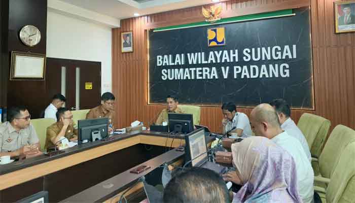Bupati Padang Pariaman Perkuat Koordinasi Penanganan Pascabencana dengan BWS Sumatera V 1 Bupati Padang Pariaman, John Kenedy Azis (JKA) di Kantor Balai Wilayah Sungai (BWS) Sumatera V di Kota Padang