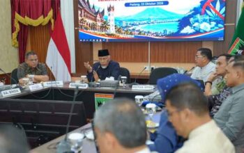 Gubernur Sumbar, Mahyeldi saat memimpin Focus Group Discussion (FGD) Forkopimda tentang Peredaran Narkoba di Ruang Rapat Istana Gubernur