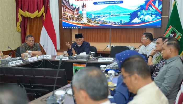 Gubernur Sumbar Dorong Pemberantasan Narkoba hingga Tingkat Nagari 1 Gubernur Sumbar, Mahyeldi saat memimpin Focus Group Discussion (FGD) Forkopimda tentang Peredaran Narkoba di Ruang Rapat Istana Gubernur