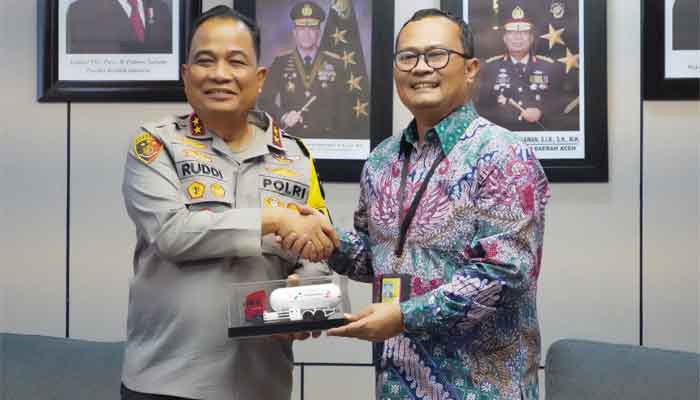 Pertamina Patra Niaga Regional Sumbagut Bersama Polda Aceh Tingkatkan Pengawasan Pelayanan Energi 2 Executive General Manager PT Pertamina Patra Niaga Regional Sumbagut, Fanda Chrismianto serahkan cinderamata kepada Kapolda Aceh, Irjen Pol. Ruddi Setiawan