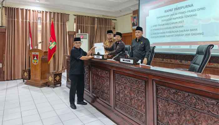 6 Fraksi DPRD Bukittinggi Sampaikan Pandangan Umum tentang 3 Ranperda 3 Fraksi DPRD Bukittinggi Sampaikan Pandangan Umum tentang 3 Ranperda