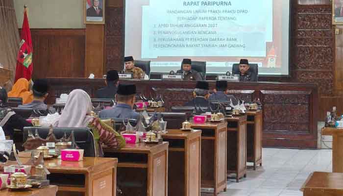 6 Fraksi DPRD Bukittinggi Sampaikan Pandangan Umum tentang 3 Ranperda 2 Fraksi DPRD Bukittinggi Sampaikan Pandangan Umum tentang 3 Ranperda