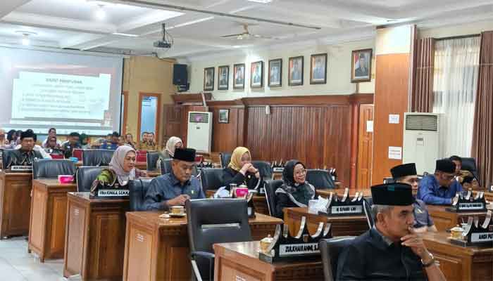 6 Fraksi DPRD Bukittinggi Sampaikan Pandangan Umum tentang 3 Ranperda 2 Fraksi DPRD Bukittinggi Sampaikan Pandangan Umum tentang 3 Ranperda