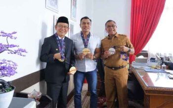 Sabet 4 Medali di Malaysia, Atlet Binaraga Payakumbuh Dapat Perhatian Khusus Wali Kota 5 Atlet binaraga, Gienno Soundana (tengah) bersama Wali Kota Payakumbuh, Zulmaeta dan Sekretaris Daerah Rida Ananda