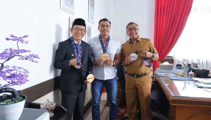 Sabet 4 Medali di Malaysia, Atlet Binaraga Payakumbuh Dapat Perhatian Khusus Wali Kota 1 Atlet binaraga, Gienno Soundana (tengah) bersama Wali Kota Payakumbuh, Zulmaeta dan Sekretaris Daerah Rida Ananda