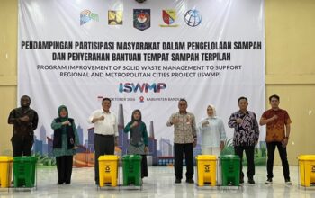 Bangun Kebiasaan Pilah Sampah, Ditjen Bina Bangda Salurkan 150 Set Tempat Sampah 3 IMG 20261001 WA0011