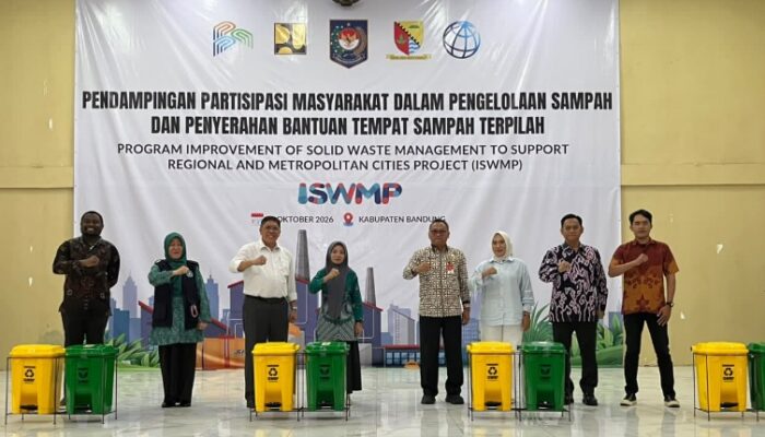 Bangun Kebiasaan Pilah Sampah, Ditjen Bina Bangda Salurkan 150 Set Tempat Sampah