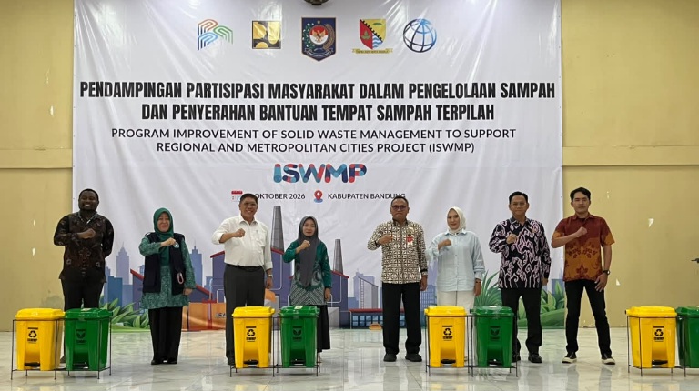Bangun Kebiasaan Pilah Sampah, Ditjen Bina Bangda Salurkan 150 Set Tempat Sampah 1 IMG 20261001 WA0011