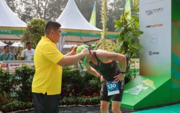 Bupati Roby Kurniawna serahkan medali kepada pemenang Indofood Bintan Triathlon 2026