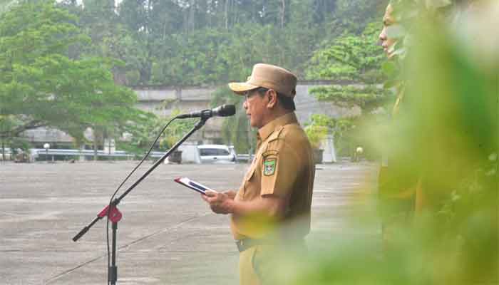 Bupati John Kenedy Azis memimpin dalam apel gabungan Pemerintah Kabupaten Padang Pariaman