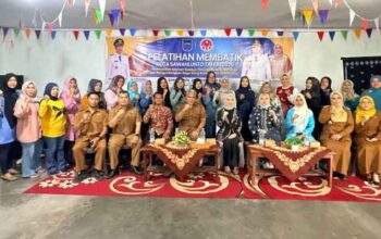 Ketua Dekranasda Kota Sawahlunto Buka Pelatihan Membatik di Durian II 4 Ketua Dekranasda Kota Sawahlunto,Ny. Yori membuka Pelatihan Membatik di Kelurahan Durian II, Kecamatan Barangin
