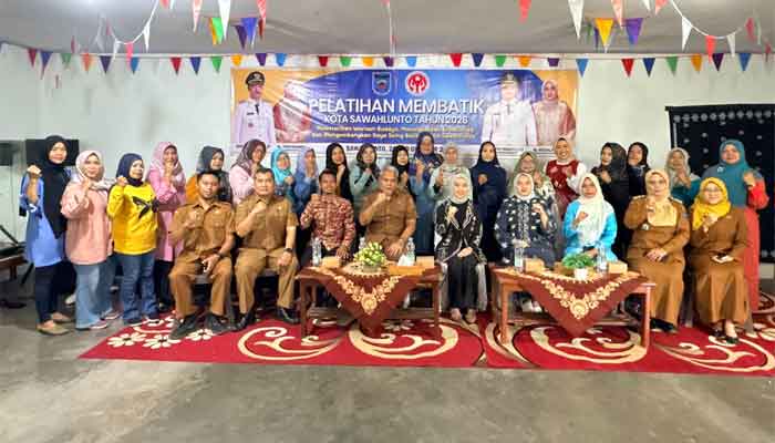 Ketua Dekranasda Kota Sawahlunto Buka Pelatihan Membatik di Durian II 1 Ketua Dekranasda Kota Sawahlunto,Ny. Yori membuka Pelatihan Membatik di Kelurahan Durian II, Kecamatan Barangin