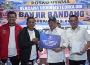 Peduli Bencana, Ketua Umum APKASI Berkunjung ke Kabupaten Solok 9 Ketua Umum APKASI, Bursah Zarnubi serahkan bantuan bencana banjir bandang kepada Bupati Solok, Jon Firman Pandu