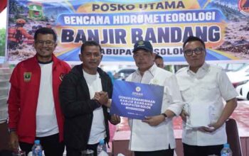 Peduli Bencana, Ketua Umum APKASI Berkunjung ke Kabupaten Solok 4 Ketua Umum APKASI, Bursah Zarnubi serahkan bantuan bencana banjir bandang kepada Bupati Solok, Jon Firman Pandu