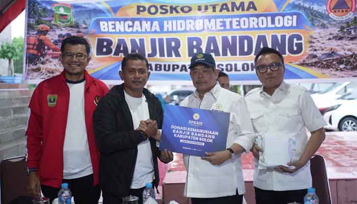 Ketua Umum APKASI, Bursah Zarnubi serahkan bantuan bencana banjir bandang kepada Bupati Solok, Jon Firman Pandu